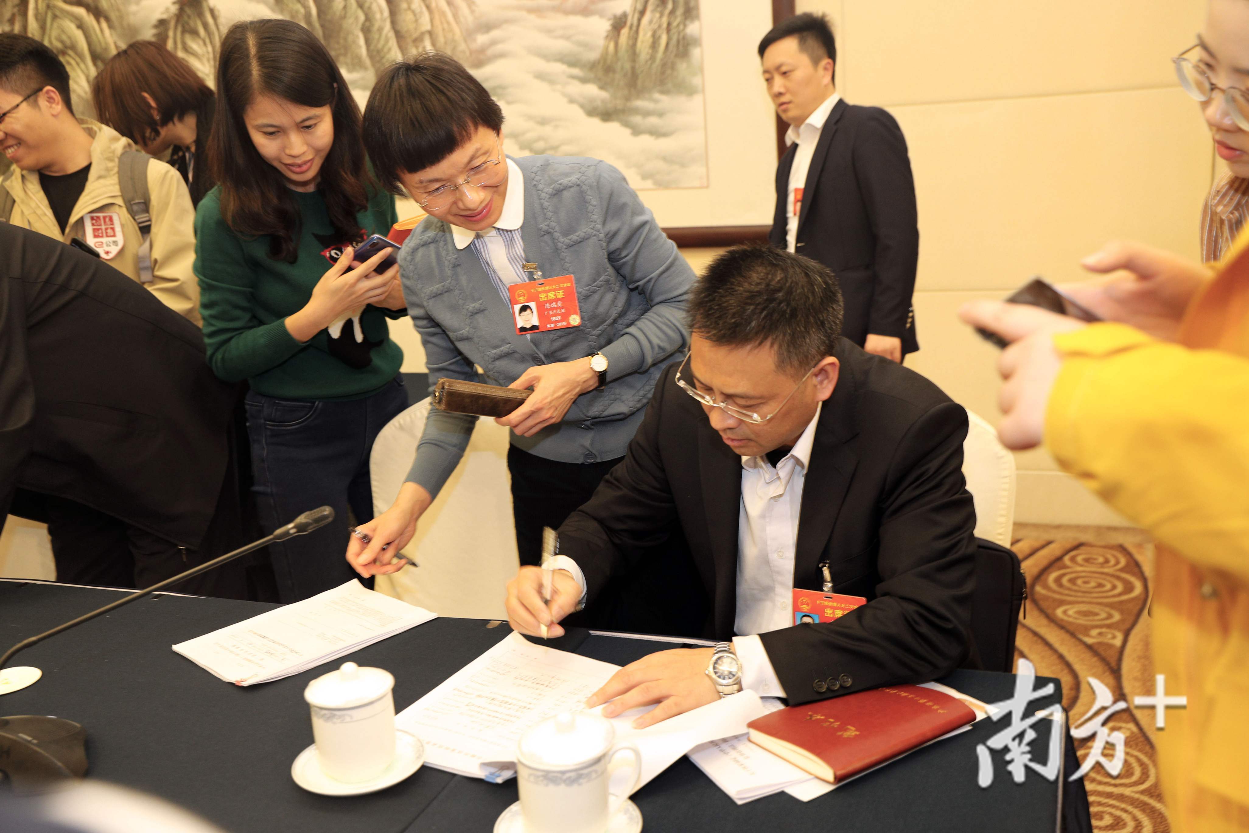 会后，代表们串场推销自己的议案，寻求联名。