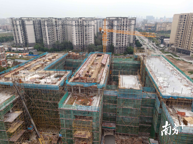 石门实验学校教学楼主体建筑已封顶，大沥教育局、太平社区供图