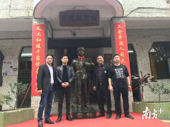 雷锋塑像。受访者供图。 雷锋塑像。受访者供图。