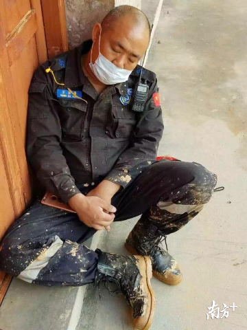 疲惫的王治勇。受访者供图 疲惫的王治勇。受访者供图