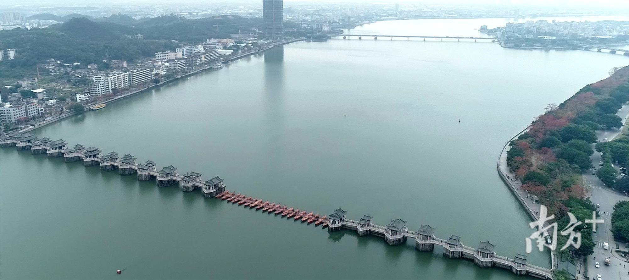 图为韩江上的湘子桥,韩江大桥等.