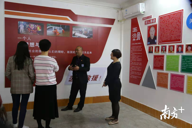 王治勇向来访者介绍菠萝救援队。受访者供图 王治勇向来访者介绍菠萝救援队。受访者供图