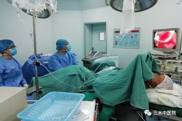 ↑李兵主任(右)和曾运华(左)医生在为病人手术 ↑李兵主任(右)和曾运华(左)医生在为病人手术