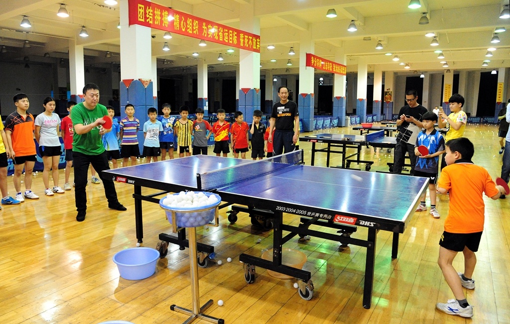 在汕头市乒乓球学校，成名后的马琳与学生们进行乒乓球练习。受访者供图