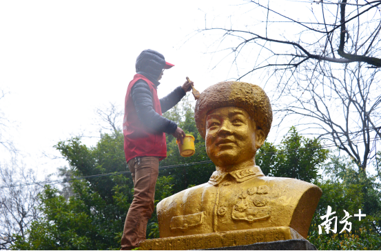 连州雷锋雕像是连州的第一件城市雕塑，建于1963年夏。全媒体记者黄津 摄