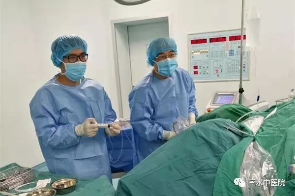 ↑李兵主任(右)和唐健荣医生(左)在为病人手术 ↑李兵主任(右)和唐健荣医生(左)在为病人手术