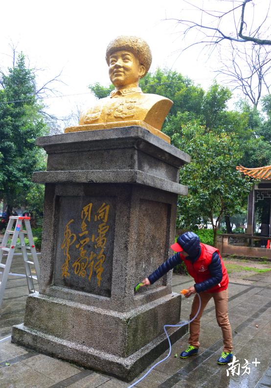 水枪冲洗、刷子清洁、油漆上色……虽然天空下着雨，但这位来自东陂镇的38岁汉子，干得一丝不苟，认真细致。全媒体记者黄津 摄