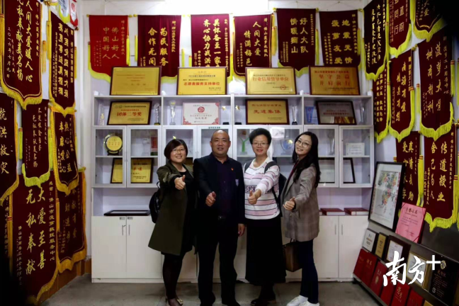 展馆里挂满锦旗。受访者供图。 展馆里挂满锦旗。受访者供图。