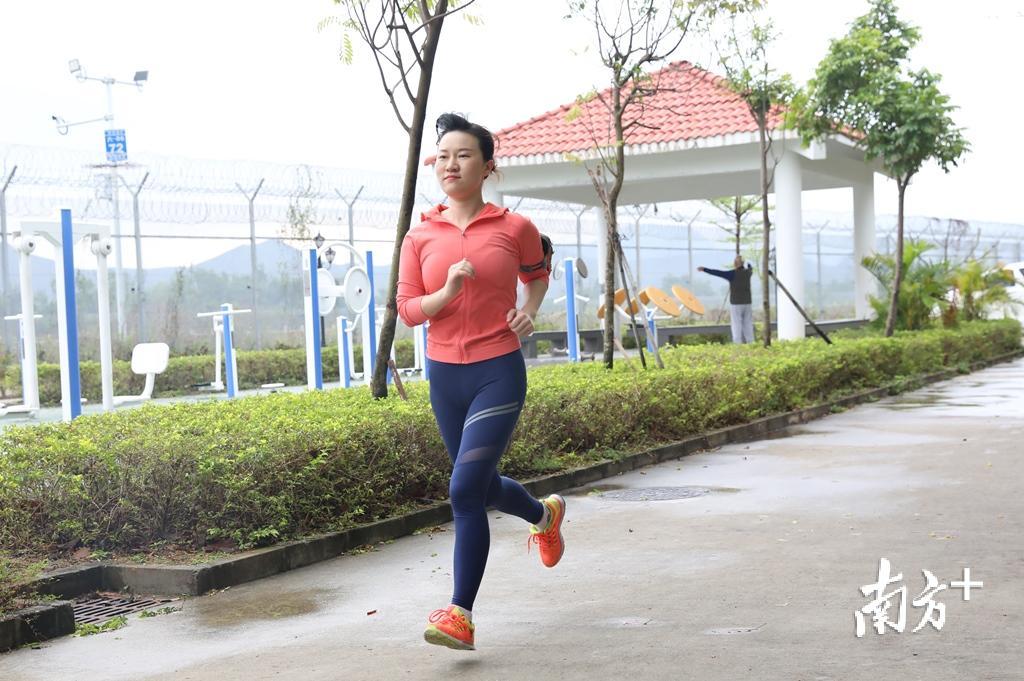 边检民警李波在晨跑。