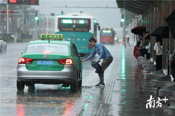 男子从公交车站拦下一辆出租车逃离这场大雨