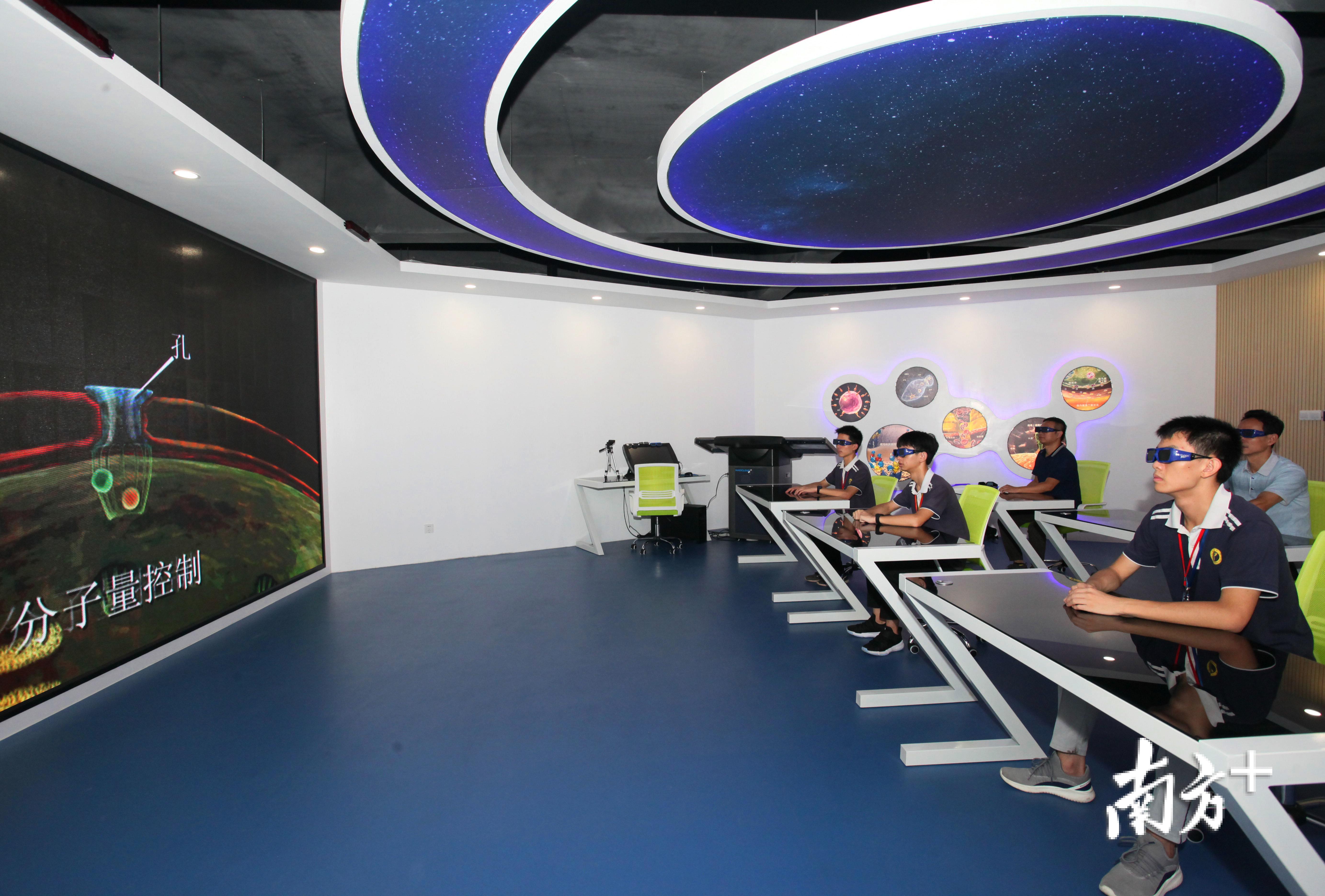 图为在蕉岭县教育展馆内设置的虚拟现实3d vr智慧教室.(林剑湧 摄)