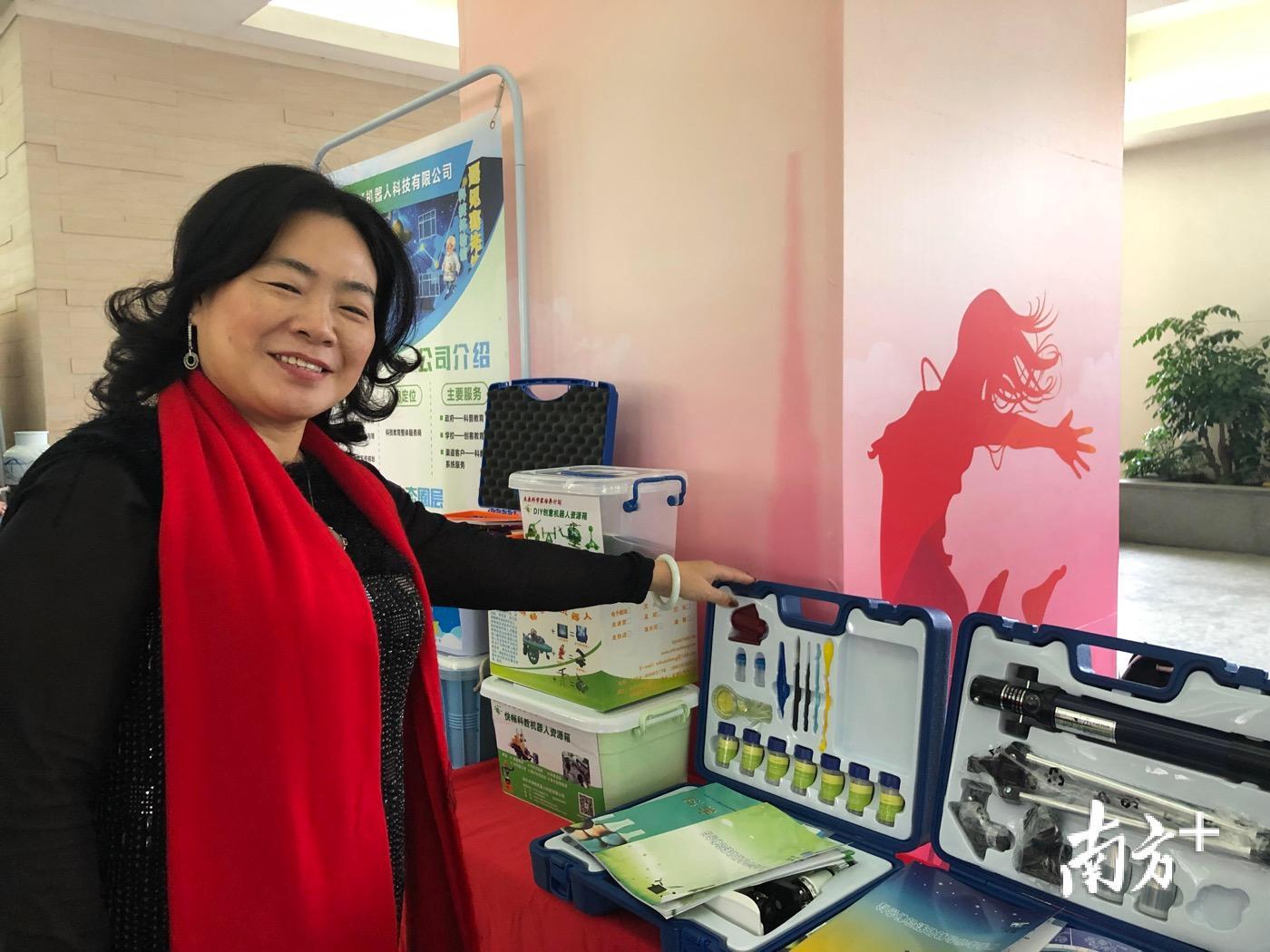 杨小莉向记者介绍快畅科技的产品。余丹 摄