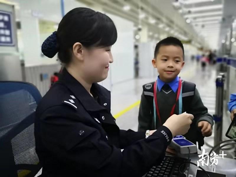 边检民警李波亲切周到做好跨境学童验放工作。