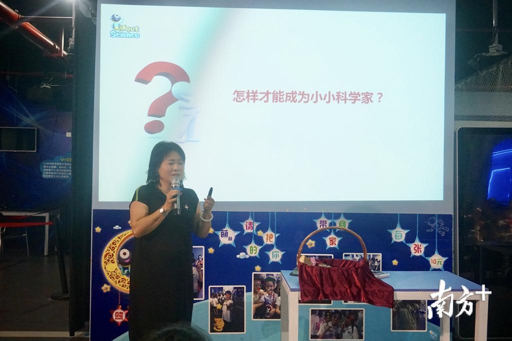 杨小莉为学生上课。