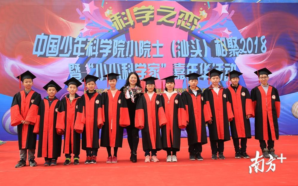 杨小莉与参加活动的学生合影。