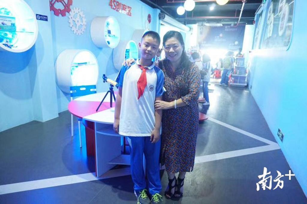 这么多年，杨小莉与学生们时常联系，孩子们也经常给“伞姐”汇报学习成绩。