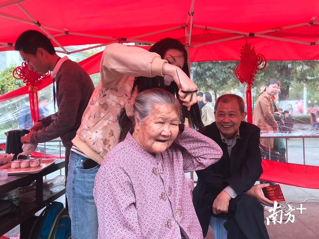 为保障“全家福”出品质量,主办方现场为拍摄对象化妆。受访者供图 为保障“全家福”出品质量,主办方现场为拍摄对象化妆。受访者供图