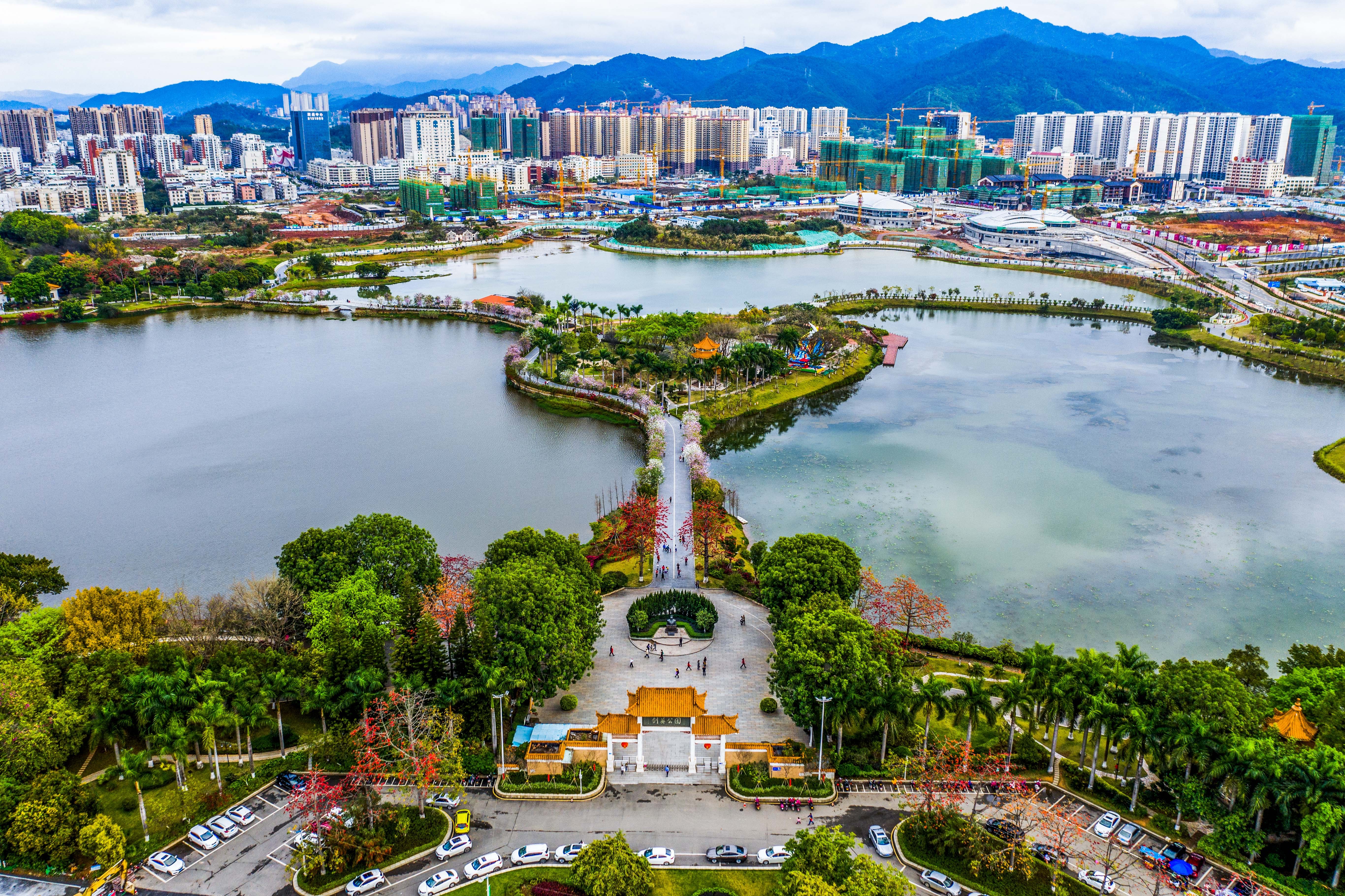 剑英公园里的3月，五彩缤纷的花朵点缀在绿植之中，湖塘春色，好似城市里的“宝岛”。