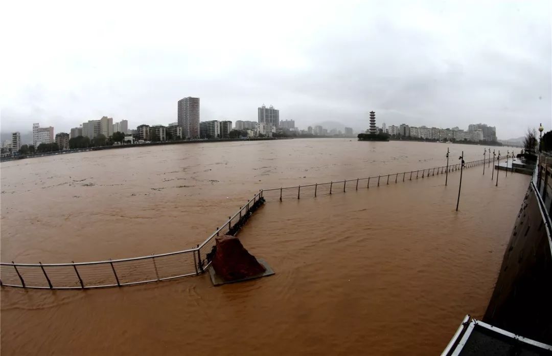 北江广场亲水平台一度被洪水淹没。韶关日报记者 张伟 摄 北江广场亲水平台一度被洪水淹没。韶关日报记者 张伟 摄