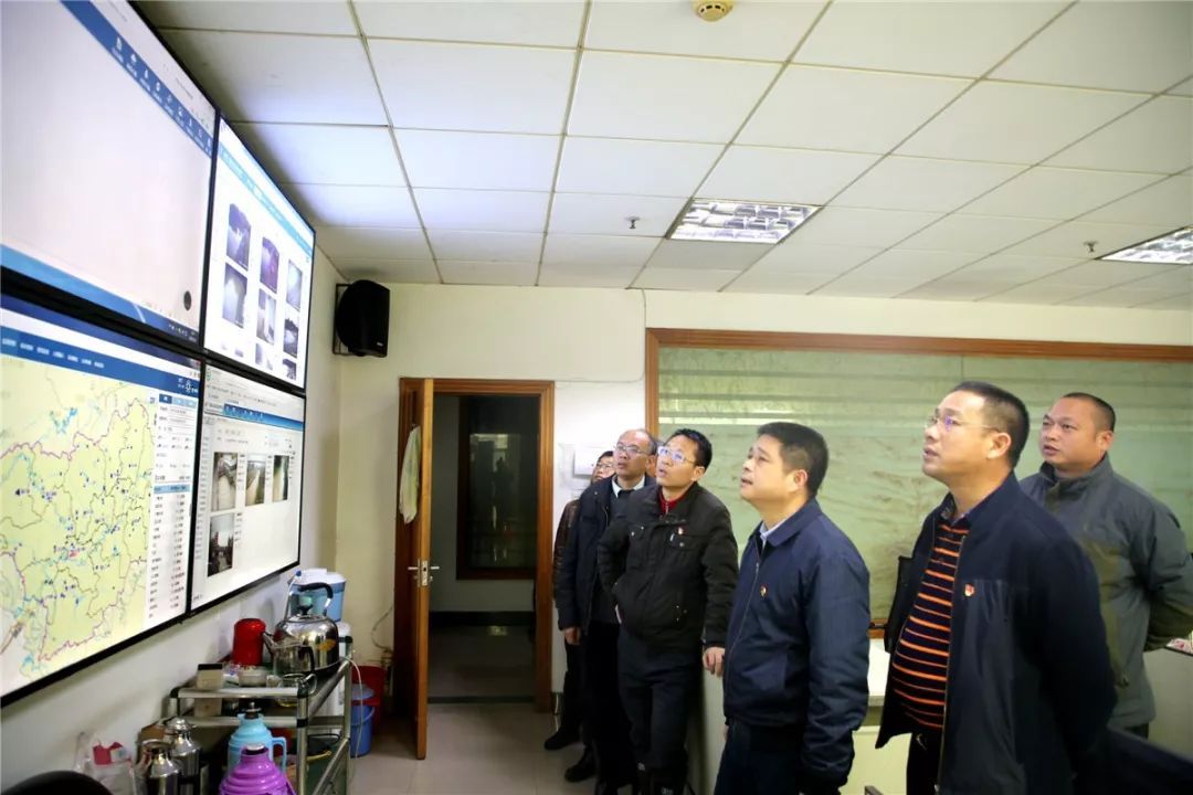 南雄市委书记王碧安到三防办了解全市防汛情况。 南雄市委书记王碧安到三防办了解全市防汛情况。