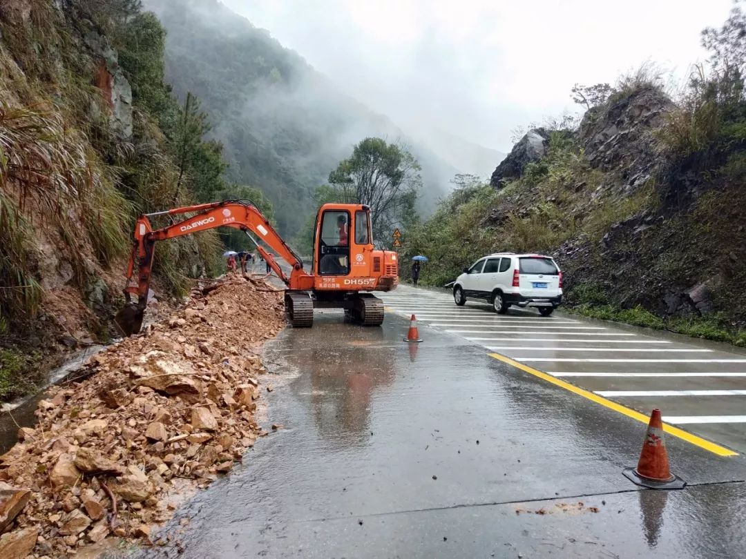 坪乳公路洋碰路段发生边坡塌方。王建喜 摄 坪乳公路洋碰路段发生边坡塌方。王建喜 摄