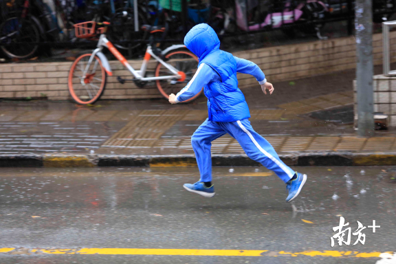 没带雨伞，在雨中飞奔的学生。