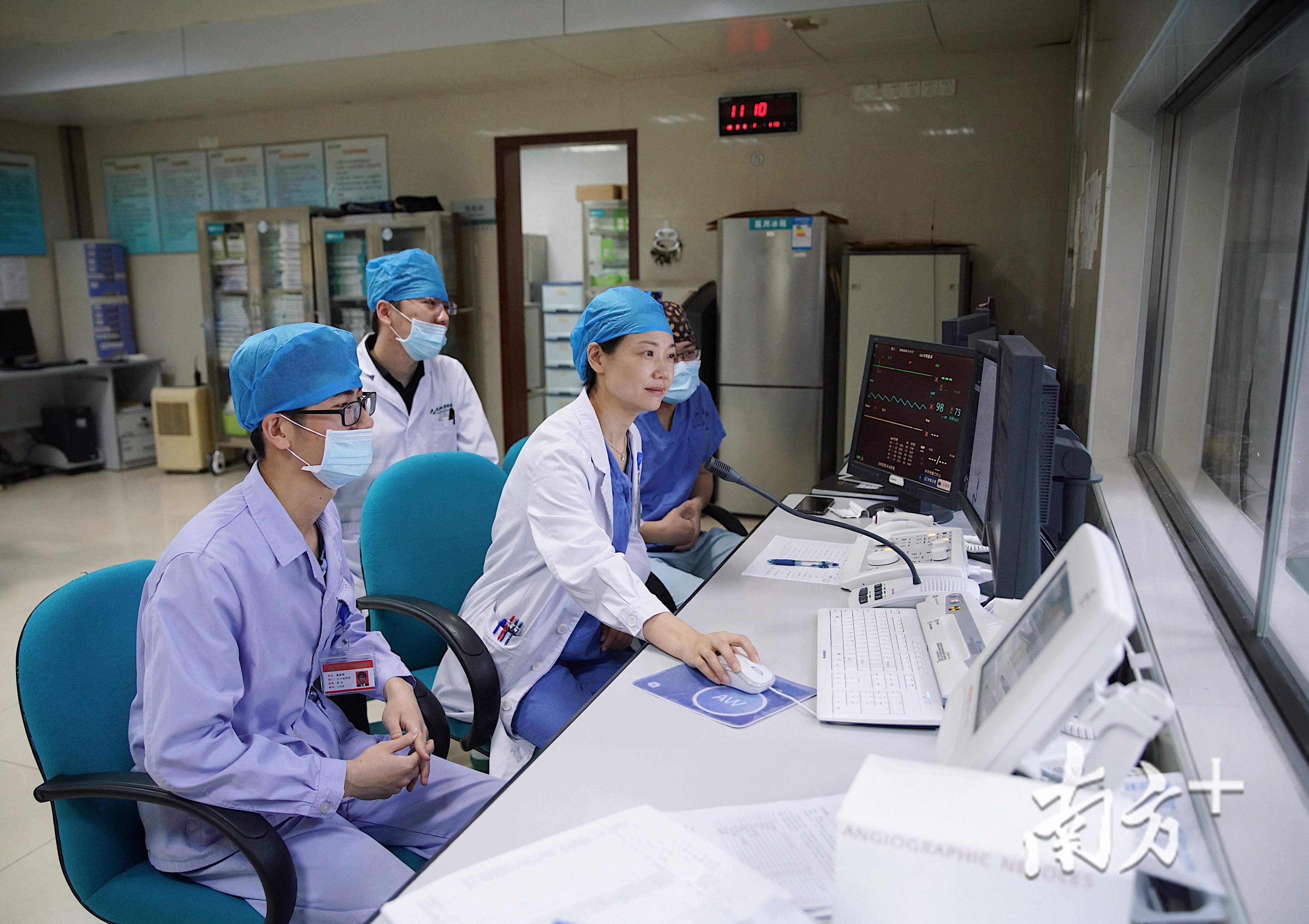 何旭英在手术室外指导介入手术。 何旭英在手术室外指导介入手术。