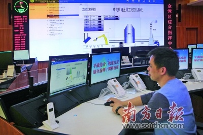通过金湾区综合指挥中心的监控系统，全区挥发性有机物（VOCs）和恶臭指数，各监测点相关指数的排名、变化趋势等一目了然。关铭荣 摄