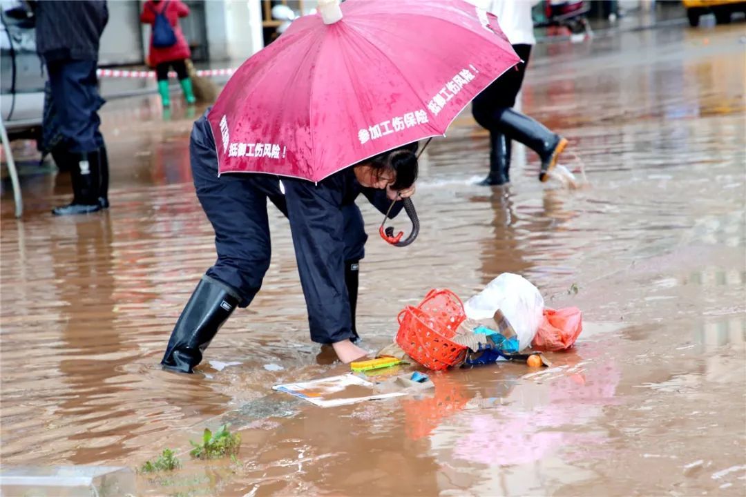 党员干部徒手清理下水道垃圾。 党员干部徒手清理下水道垃圾。