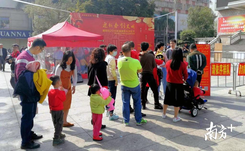 拍摄现场,不少市民排队等候留影。受访者供图 拍摄现场,不少市民排队等候留影。受访者供图