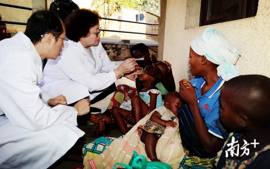 汕头国际眼科中心开展“援布隆迪光明行”行动。 汕头国际眼科中心开展“援布隆迪光明行”行动。