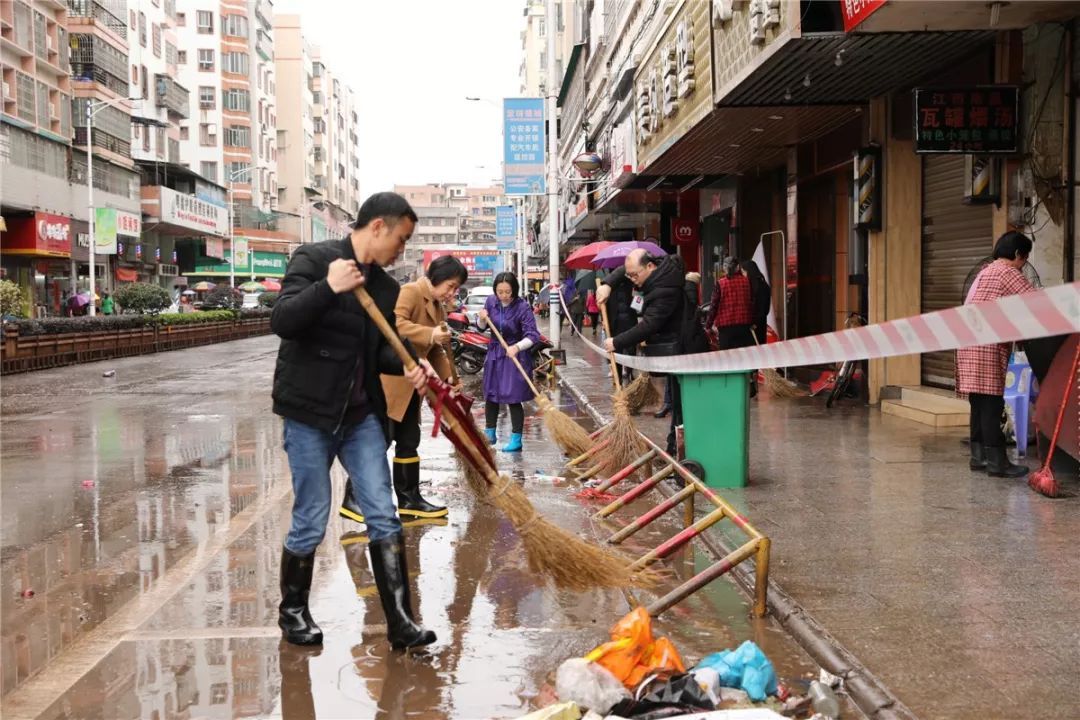 党员群众齐上阵清理路面淤泥积水。 党员群众齐上阵清理路面淤泥积水。
