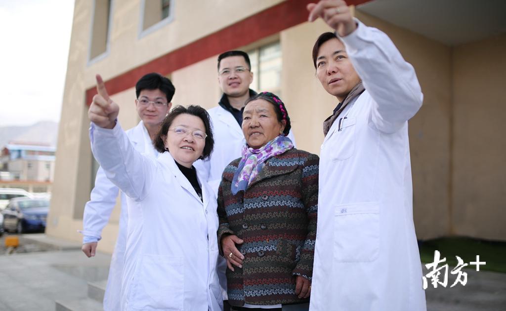 常务副院长张铭志教授一行在西藏开展医疗扶持工作。 常务副院长张铭志教授一行在西藏开展医疗扶持工作。