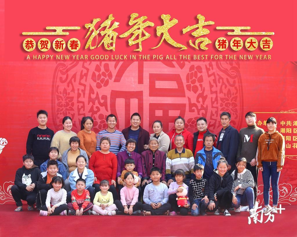 30多人的全家福。受访者供图 30多人的全家福。受访者供图