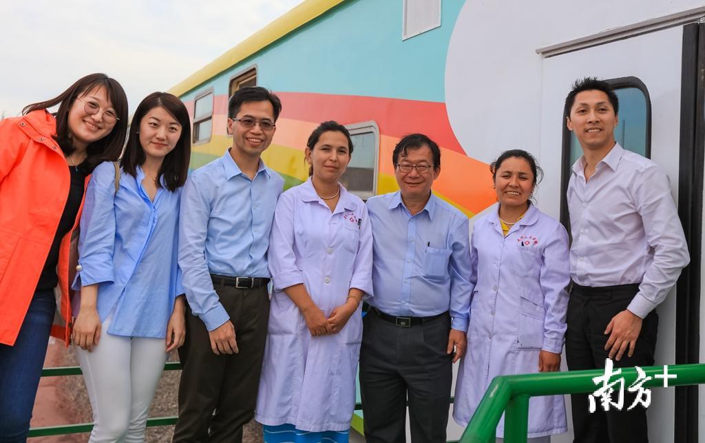 院长彭智培(右三)一行慰问“健康快车”公益项目的工作人员。 院长彭智培(右三)一行慰问“健康快车”公益项目的工作人员。