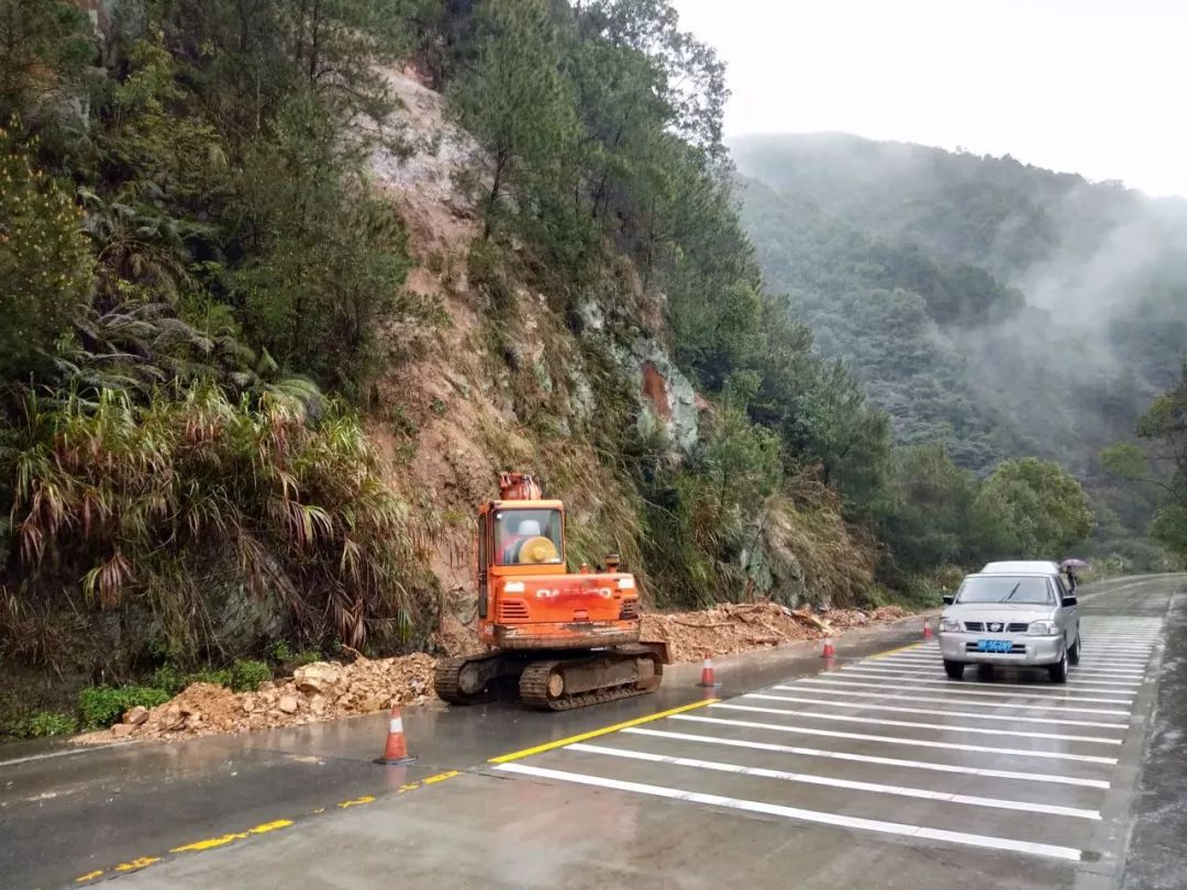 坪乳公路洋碰路段发生边坡塌方。王建喜 摄 坪乳公路洋碰路段发生边坡塌方。王建喜 摄