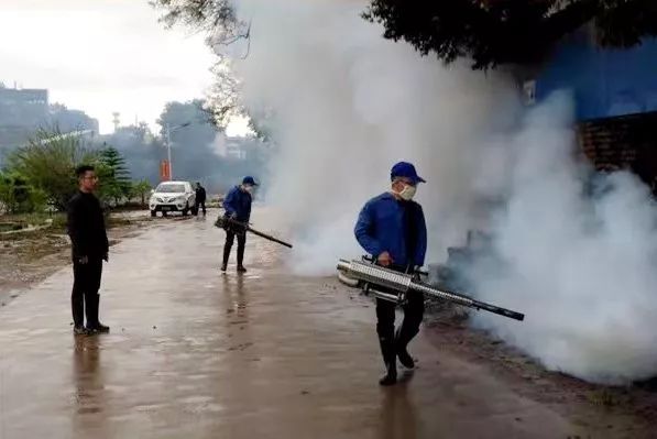 卫生健康部门工作人员进行消杀工作。 卫生健康部门工作人员进行消杀工作。