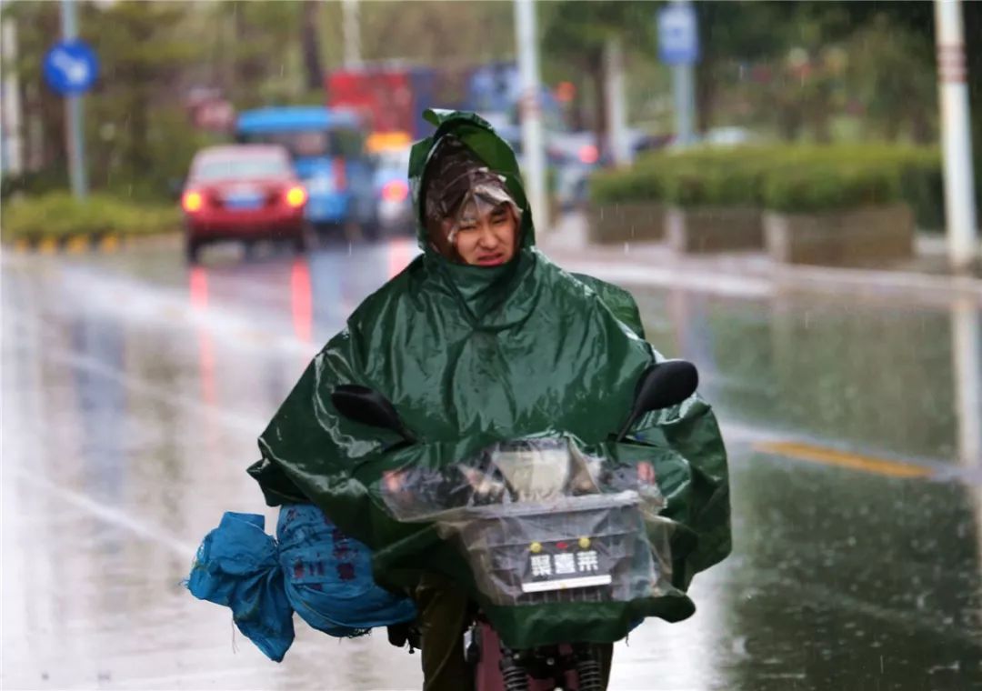 长时间降雨,不少市民顶着风雨出行。韶关日报记者 张伟 摄 长时间降雨,不少市民顶着风雨出行。韶关日报记者 张伟 摄