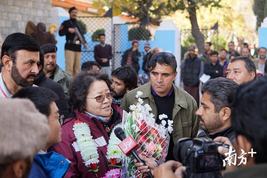 汕头国际眼科中心开展“援巴光明行”,图为常务副院长张铭志教授(中)接受外籍媒体采访。 汕头国际眼科中心开展“援巴光明行”,图为常务副院长张铭志教授(中)接受外籍媒体采访。