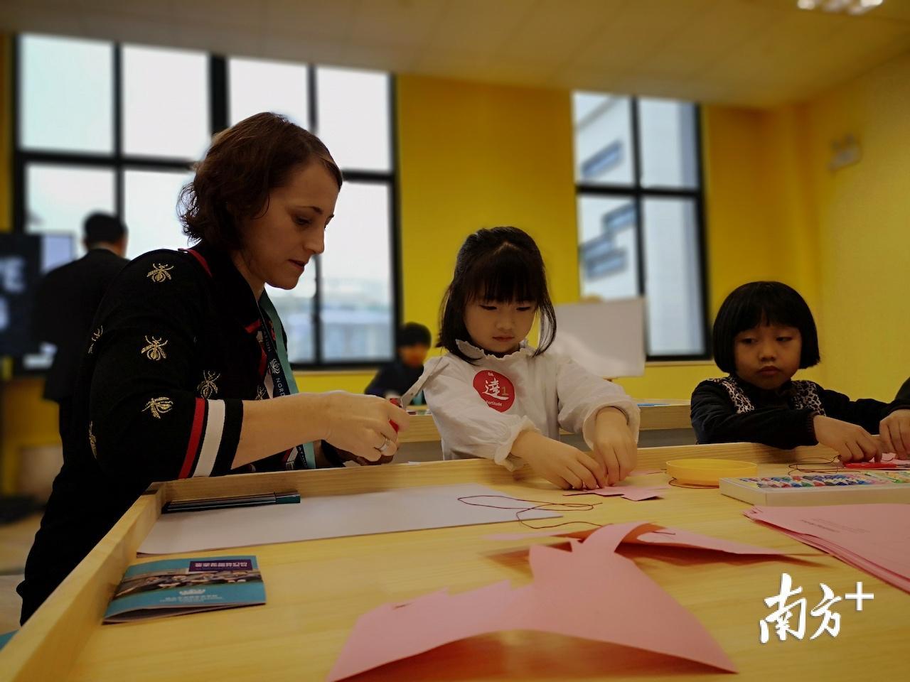 外籍老师与小朋友互动。卢浩能 摄