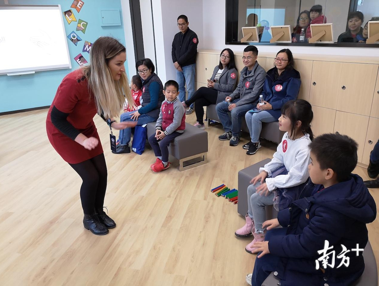 学生体验茱莉亚-诺德安达表演艺术课程。 卢浩能 摄