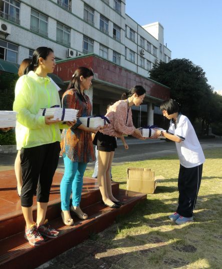 禤乐晴在小学毕业前,向学校各个科组赠送个人著作 禤乐晴在小学毕业前,向学校各个科组赠送个人著作
