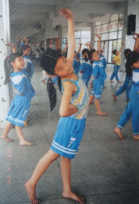 小学时的钟晨同学在学校练舞 小学时的钟晨同学在学校练舞
