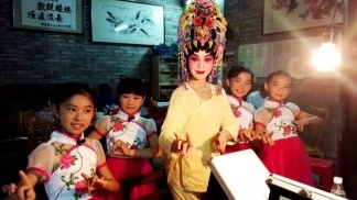 粤剧训练班的小队员跟随粤剧名家学艺 粤剧训练班的小队员跟随粤剧名家学艺