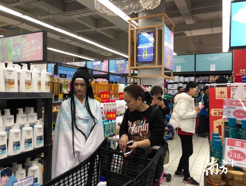 家乐福邀请了一个汉服网红招徕顾客
