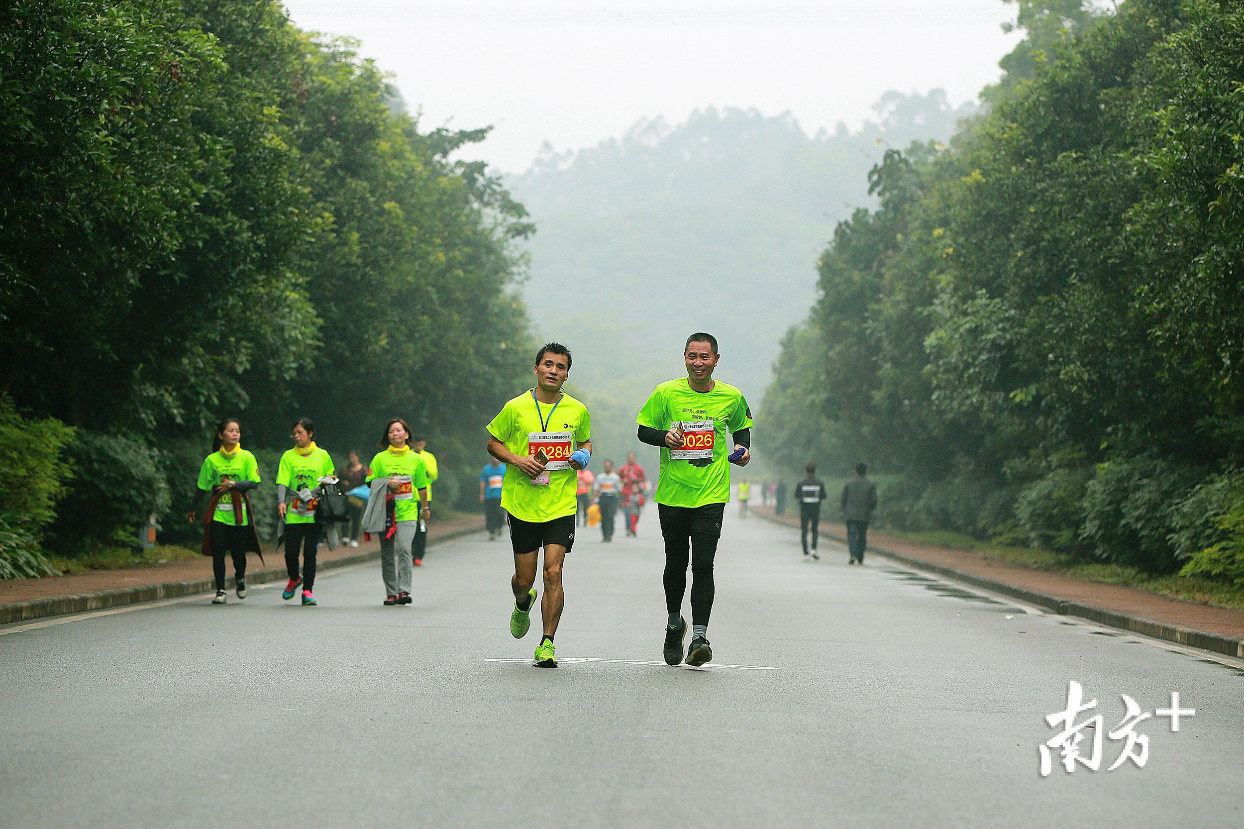 在黄江绿道举办的长跑活动比赛选手跑向终点。(胡国球 摄) 在黄江绿道举办的长跑活动比赛选手跑向终点。(胡国球 摄)