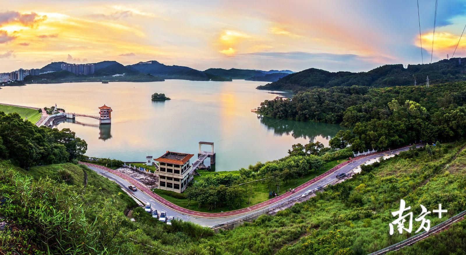 梧桐绿道位于深圳梧桐山脚下，风光无限，依山傍水，既有乡村之美，又有都市之容。（鲁力 摄）