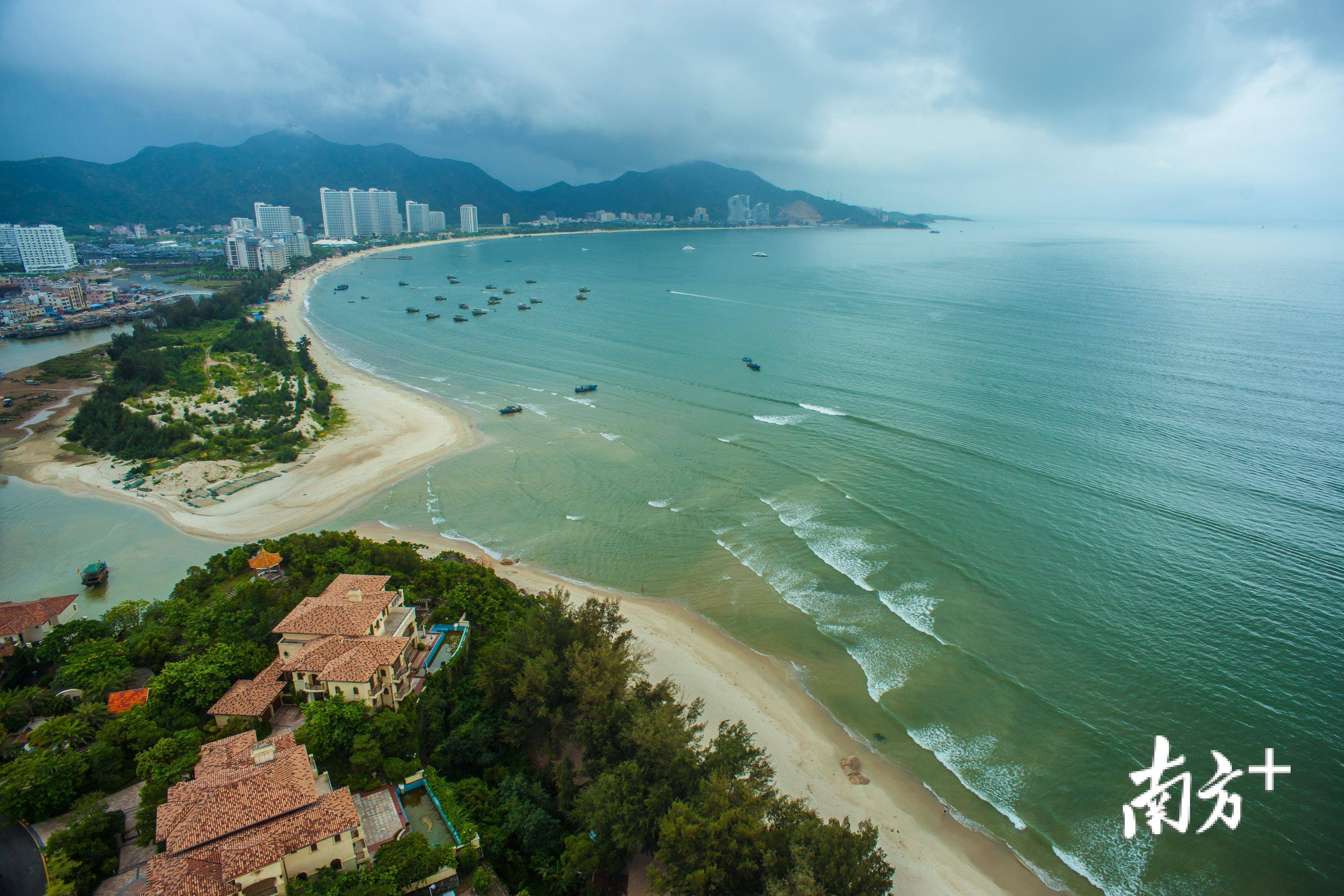 巽寮湾绿道位于大亚湾的东部，山海相嵌，海天交融。其海滩比较原始，在此骑行，不仅能够欣赏到传说中的“无敌海景”，还可以踏足软细洁白的海沙，甚至潜入水底欣赏奇妙的海底世界。（王昌辉 摄）