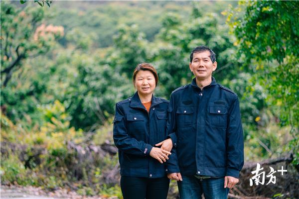 钟绍雄夫妇。 钟绍雄夫妇。