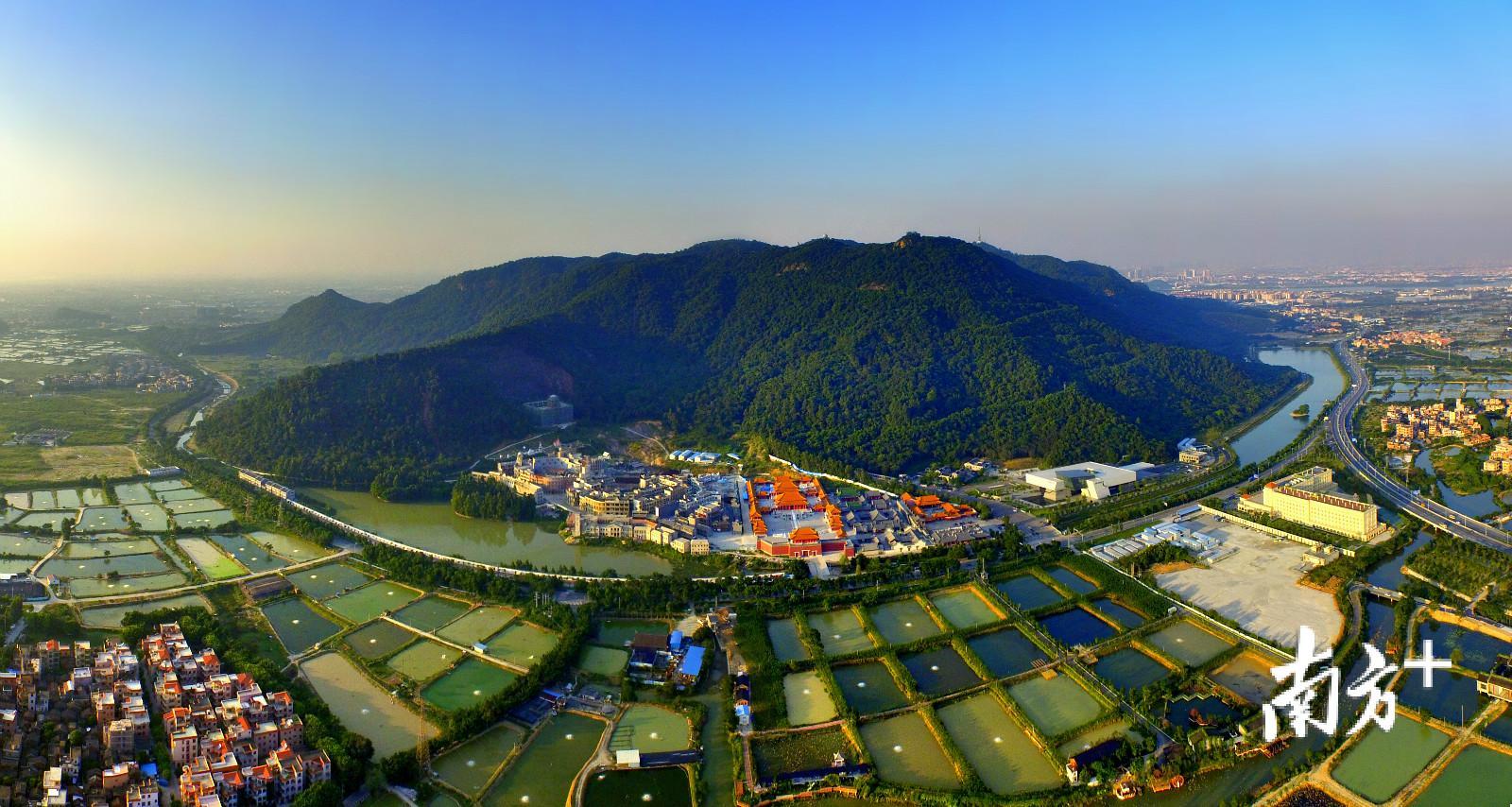 西樵山绿道位于南海区西南部，沿着山路漫步或骑行，可见到郁郁葱葱的树木，并感受身边泉水的叮咚声，清新的空气、绽放的花海，领悟具有悠久历史的西樵山文化。（西樵镇供图）